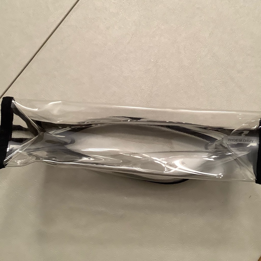 NWOT GREAT KENDALL & KYLIE CLEAR MAKEUP BAG 9.5 x 5.5 x 2.5 - Picture 5 of 5
